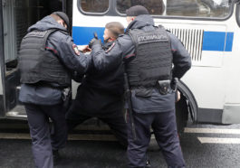 Сотрудники полиции задерживают участника акции протеста мусульман у посольства Франции