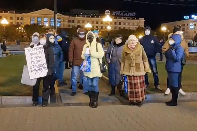 Протестующие у здания администрации Хабаровска