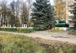 Танк и мемориал у массового захоронения солдат, погибших в Великую Отечественную в Невеле Псковской области