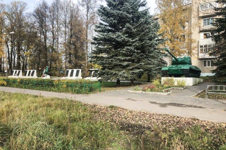 Танк и мемориал у массового захоронения солдат, погибших в Великую Отечественную в Невеле Псковской области