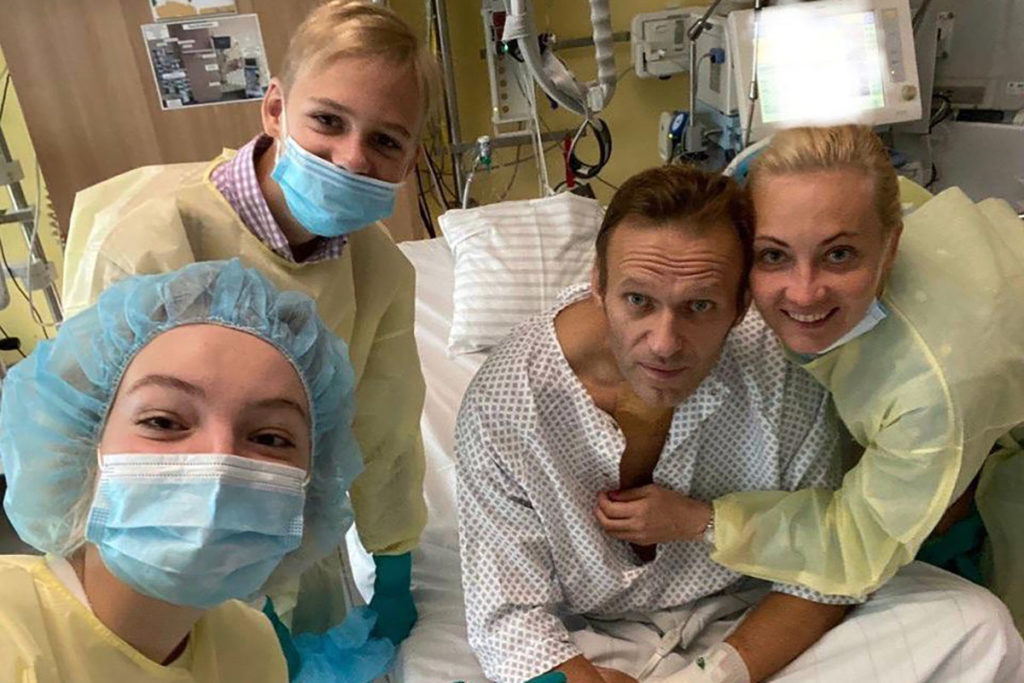Алексей Навальный с семьей в немецкой клинике «Шарите» после отравления