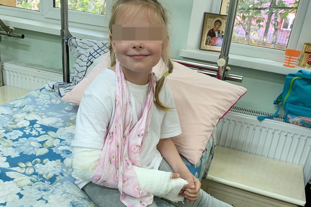 Девочка со сломанной рукой в больнице