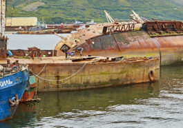 Остатки корабля "Днепр" в бухте Нагаева в Магадане