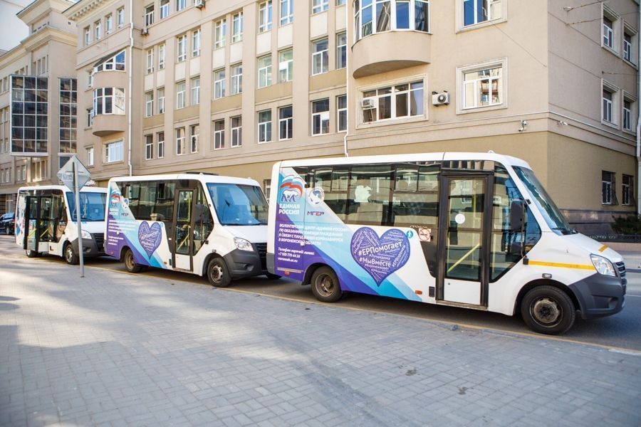 Три микроавтобуса, обклеенные символикой «ЕР», подаренные активистам движения «Волонтеры Победы»