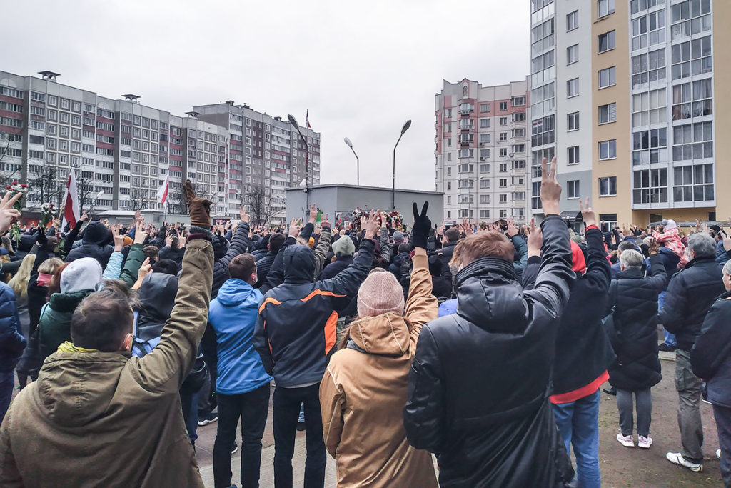 Стихийная акция памяти Романа Бондаренко на площади Перемен в Минске