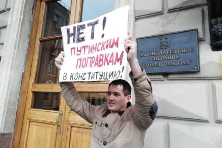 Активист "Бессрочного протеста" Евгений Мусин покинул Россию из-за давления властей