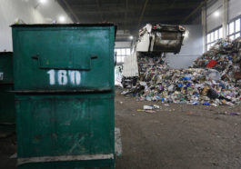Сортировка и отгрузка пластикового вторсырья в районе Владыкино для дальнейшей переработки