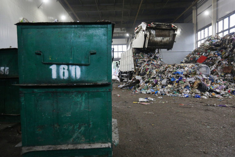 Сортировка и отгрузка пластикового вторсырья в районе Владыкино для дальнейшей переработки
