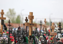 Кресты на могилах на Бутовском кладбище в Москве