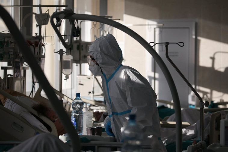 В России второй день подряд выявили более 22 тысяч случаев заражения коронавирусом