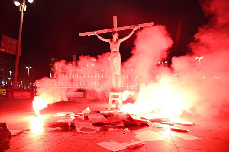 Активист Павел Крисевич на кресте около здания ФСБ на Лубянке. Фото: Георгий Марков