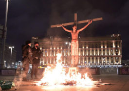 Активист Павел Крисевич на кресте около здания ФСБ на Лубянке