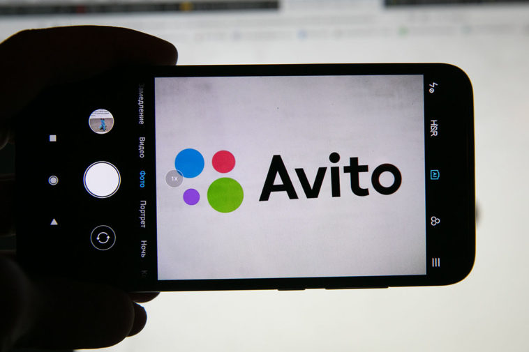 Логотип иинтернет-сервиса для размещения объявлений "Авито" на экране смартфона