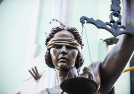 Статуя Фемиды. Фото: Юрий Белят / «МБХ медиа»