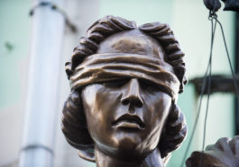 Статуя Фемиды в Москве. Фото: Юрий Белят / «МБХ медиа»