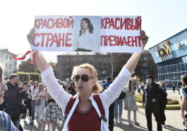 Женщина с плакатом на одной из протестных акций в Минске. Фото: Юрий Белят / «МБХ медиа»