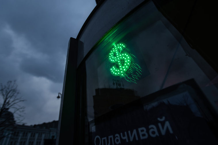 Знак доллара на обменном пункте в Москве