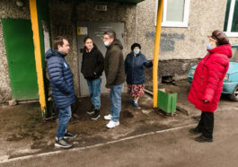 Губернатор Мурманском области Андрей Чибис общается с жителями Мурманска
