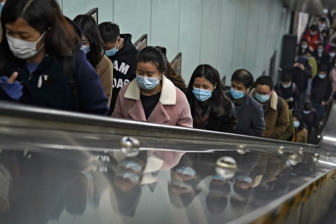 Пассажиры в масках в метро в Пекине