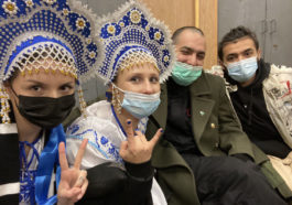 Рита Флорес, Мария Алехина, неизвестный активист и Самариддин Раджабов в отделе полиции
