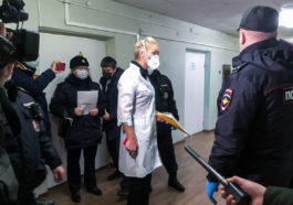 Лидер профсоюза "Альянс Врачей" разговаривает с полицией в Вологодском роддоме