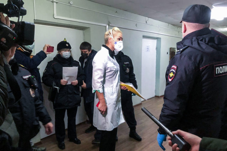 Лидер профсоюза "Альянс Врачей" разговаривает с полицией в Вологодском роддоме