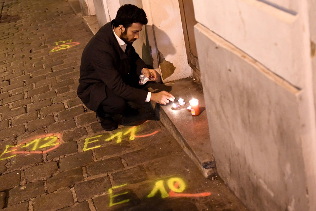 Свечи на месте гибели одной из жертв террористической атаки в Вене 