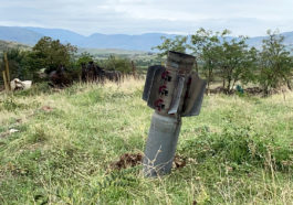неразорвавшийся снаряд неподалеку от столицы непризнанной республики Нагорный Карабах Степанакерта