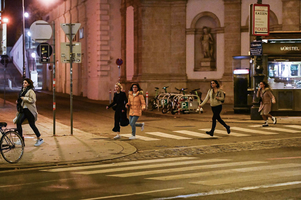 Люди убегают от выстрелов рядом с синагогой в центре Вены