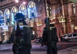 Кордон полиции у здания Венской государственной оперы