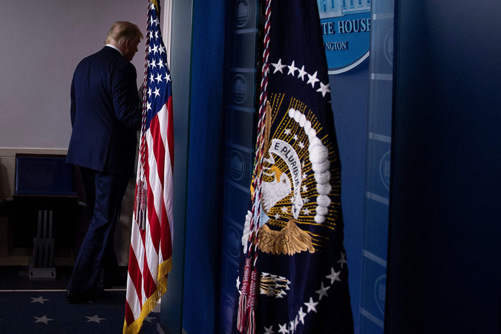 Дональд Трамп покидает зал для брифингов в Белом доме