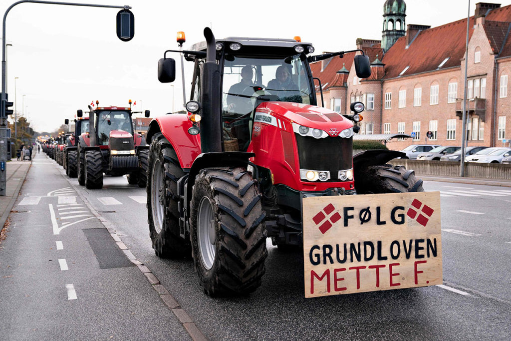 Колонна тракторов с Ольборге в знак протеста против массового убийства норок