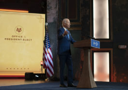 Выступление Джо Байдена в Делавере. На заднем фоне надпись: «кабинет избранного президента»