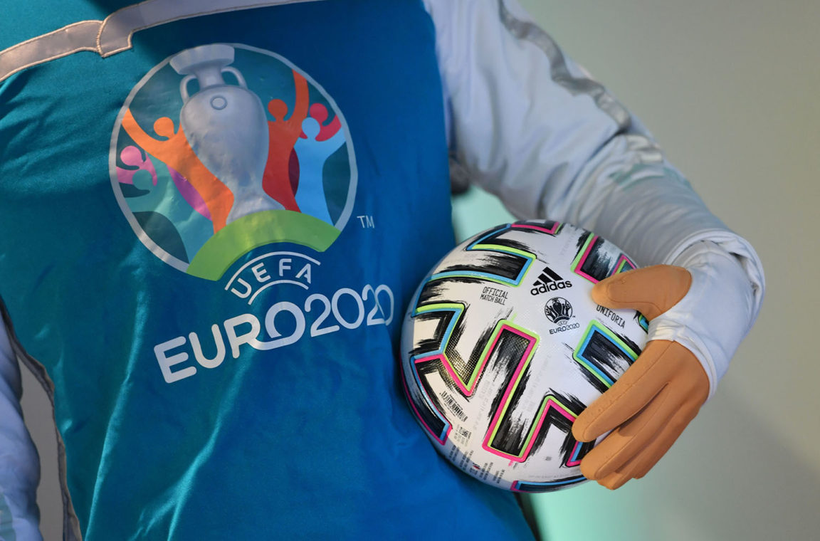 Форма и футбольный мяч с логотипом Евро 2020
