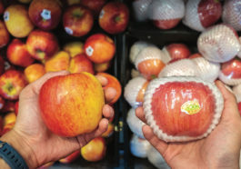 Яблоки в разной упаковке в супермаркете