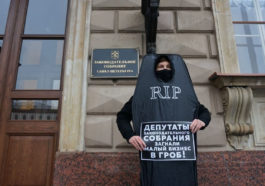 Активист в костюме гроба у здания Заксобрания Санкт-Петербурга