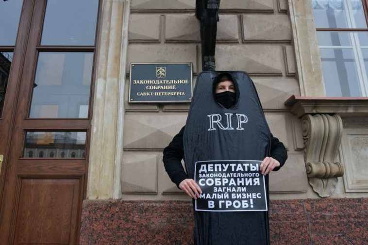 Активист в костюме гроба у здания Заксобрания Санкт-Петербурга