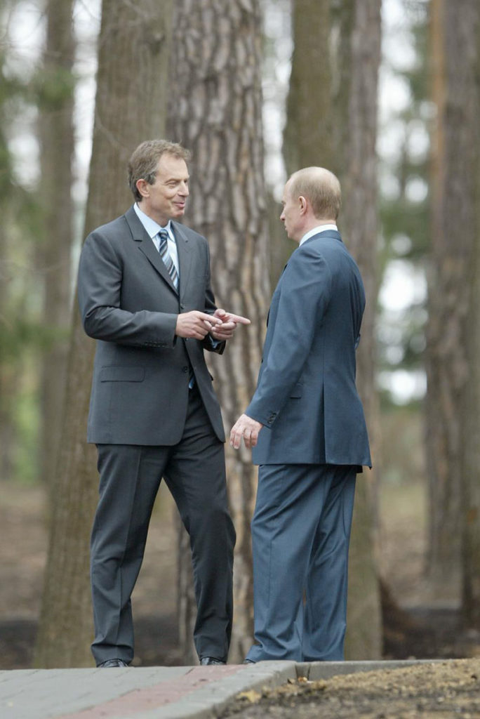 Владимир Путин и Тони Блэр во время встречи в Ново-Огарево в апреле 2003 года