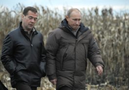 Дмитрий Медведев и Владимир Путин во время рабочей поездки в Ставропольский край в 2011 году
