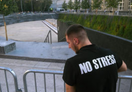 Человек в майке с надписью No Stress у общественного пространства «Яма» в Москве