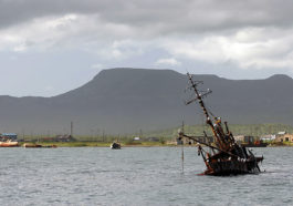 Затонувший корабль в Сахалинской области