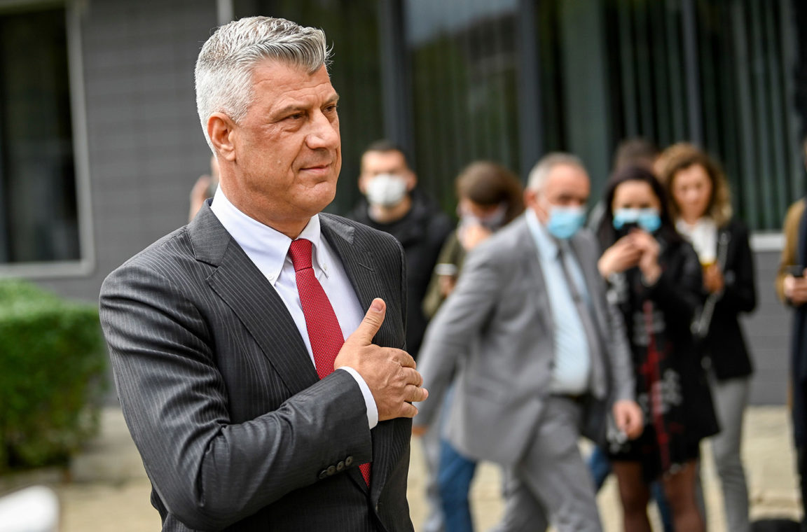 Бывший президент Косово на пресс-конференции после того как он подал в отставку