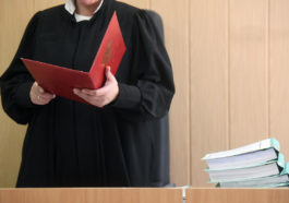 Судья в зале суда