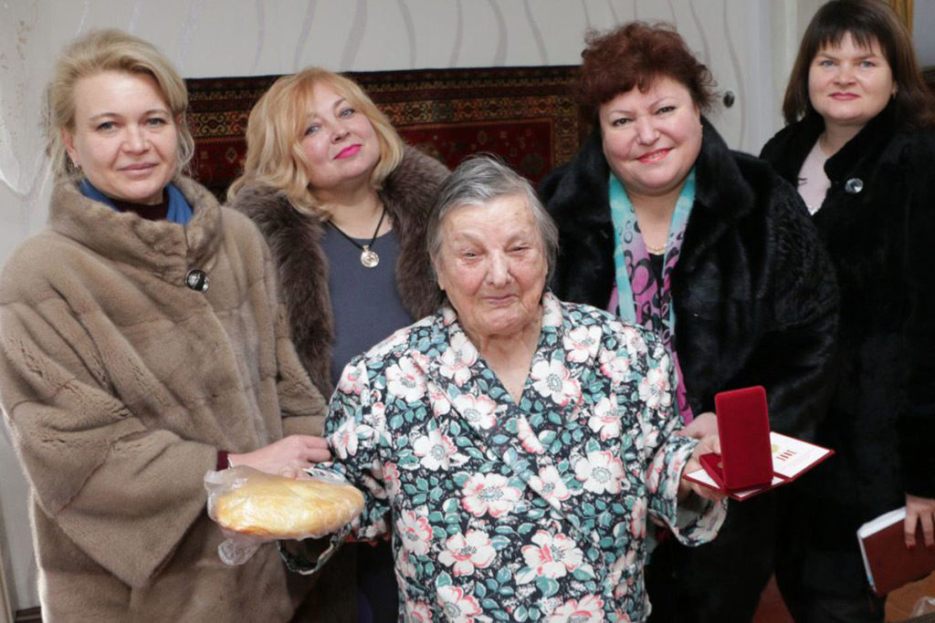 Мая Хужина и ее заместитель Лариса Щербула в дорогих шубах подарили хлеб блокаднице
