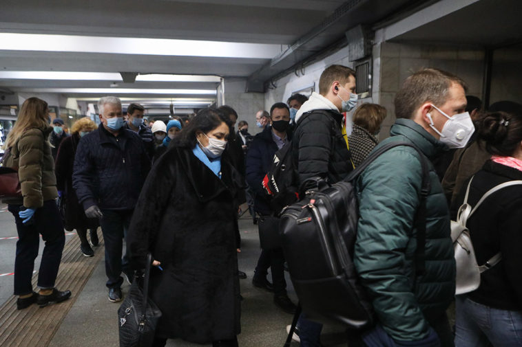 Люди в метро в Москве