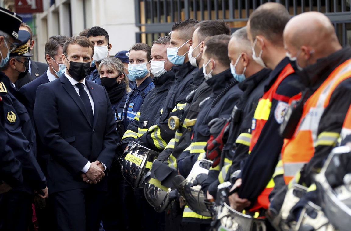 Президент Франции Эммануэль Макрон общается со спасателями после нападения с ножом в церкви Нотр-Дам в Ницце, на юге Франции, в четверг, 29 октября 2020