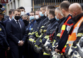 Президент Франции Эммануэль Макрон общается со спасателями после нападения с ножом в церкви Нотр-Дам в Ницце, на юге Франции, в четверг, 29 октября 2020