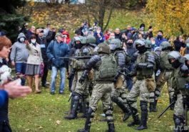 Противостояние протестующих и силовиков на улице Калиновского.