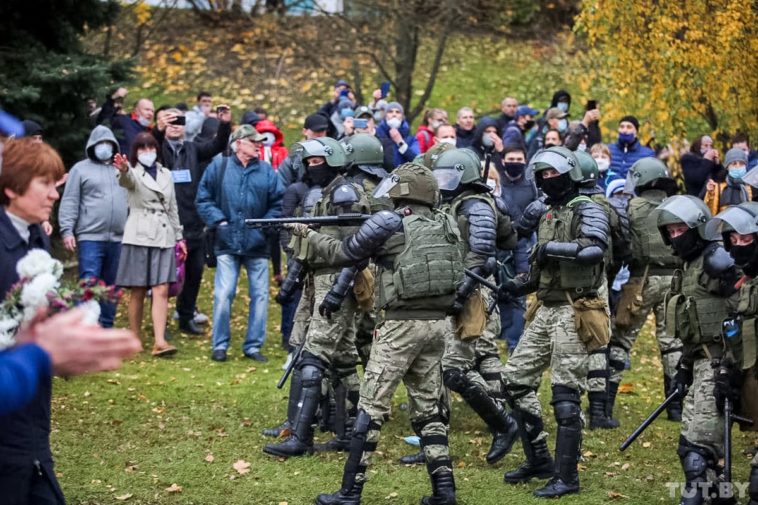 Противостояние протестующих и силовиков на улице Калиновского.