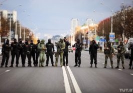 Работники силовых структур на акции протеста в Минске